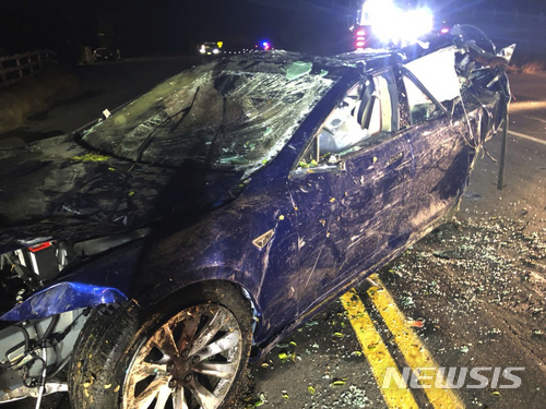 테슬라 자율주행차,&nbsp; 캘리포니아서 연못 뛰어들어 1명 사망 