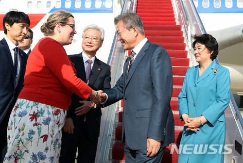 【메릴랜드(미국)=뉴시스】전진환 기자 = 문재인 대통령이 21일 오후(현지시각) 한미 정상회담을 위해 미국 메릴랜드주 앤드류스 합동기지에 도착해 핸더슨 미국 의전장 대리의 영접을 받고 있다. 2018.05.22.&nbsp; amin2@newsis.com