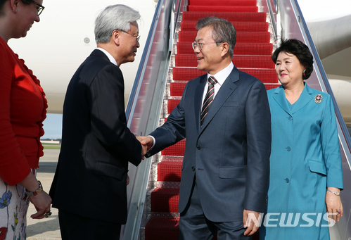 【메릴랜드(미국)=뉴시스】전진환 기자 = 문재인 대통령이 21일 오후(현지시각) 한미 정상회담을 위해 미국 메릴랜드주 앤드류스 합동기지에 도착해 조윤제 주미대사 영접을 받고 있다. 2018.05.22. amin2@newsis.com