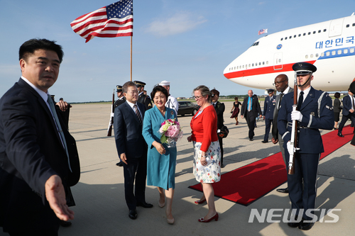 【메릴랜드(미국)=뉴시스】전진환 기자 = 문재인 대통령이 21일 오후(현지시각) 한미 정상회담을 위해 미국 메릴랜드주 앤드류스 합동기지에 도착해 차량으로 이동하고 있다. 2018.05.22. amin2@newsis.com