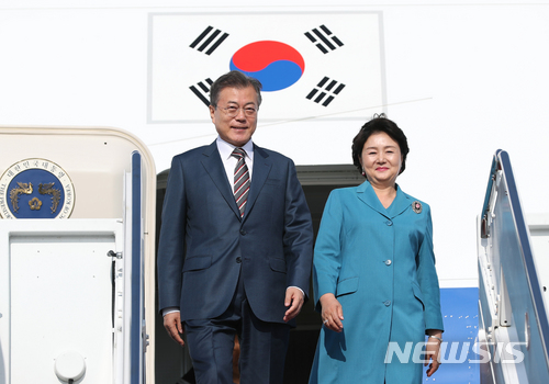 【메릴랜드(미국)=뉴시스】전진환 기자 = 문재인 대통령과 김정숙 여사가 21일 오후(현지시각) 한미 정상회담을 위해 미국 메릴랜드주 앤드류스 합동기지에 도착해 전용기에서 내리고 있다. 2018.05.22.  amin2@newsis.com