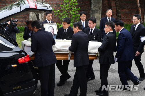 【서울=뉴시스】사진공동취재단 = 22일 오전 서울 종로구 연건동에서 열린 고 구본무 LG 회장의 발인식에서 고인의 운구가 차량에 옮겨지고 있다. 2018.05.22. photo@newsis.com