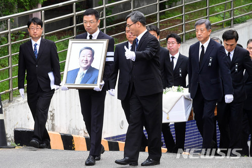 【서울=뉴시스】사진공동취재단 = 22일 오전 서울 종로구 연건동에서 열린 고 구본무 LG 회장의 발인식에서 고인의 맏사위 윤관 블루런벤처스 대표가 고인의 영정을 들고 있다. 2018.05.22. photo@newsis.com