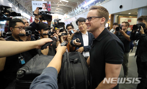 【서울=뉴시스】사진공동취재단 = 윌 리플리 CNN 기자가 풍계리 핵시설 폐쇄 행사 취재를 위해 22일 북한 원산으로 가는 고려항공을 탑승하기 위해 베이징공항을 통해 출국하고 있다. 2018.05.22.&nbsp; photo@newsis.com 