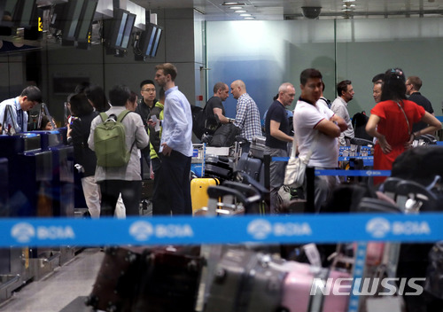 【베이징=뉴시스】사진공동취재단 = 풍계리 핵실험장 폐기 행사 국제기자단이 22일 오전 중국 베이징 서우두 공항 고려항공 카운터에서 발권을 진행하고 있다. 2018.05.22. photo@newsis.com