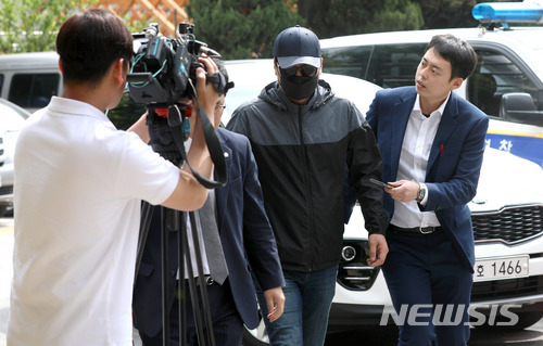 【서울=뉴시스】김선웅 기자 = 모델 성추행 의혹 관련해 동호회 회원 모집책으로 활동한 피고소인 B씨가 22일 오전 서울 마포구 마포경찰서에 출석하고 있다. 2018.05.22.&nbsp; mangusta@newsis.com