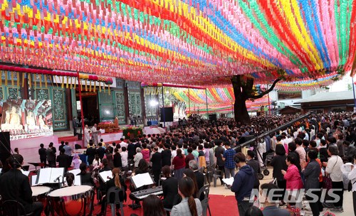 【서울=뉴시스】고범준 기자 = 22일 서울 종로구 견지동 조계사에서 불기 2562년 부처님 오신날 봉축법요식이 진행되고 있다. 2018.05.22. bjko@newsis.com