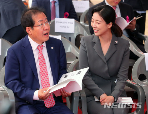 홍준표·배현진, 설전 계속 "내가 사람 잘못 봤다" vs "돼지 눈에는 돼지만"