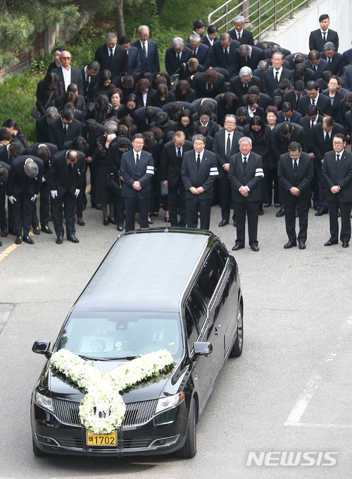【서울=뉴시스】사진공동취재단 = 故 구본무 LG그룹 회장의 발인이 엄수된 22일 오전 서울 종로구 서울대병원 장례식장에서 고인의 운구차량이 이동하고 있다. 2018.05.22.&nbsp; photo@newsis.com