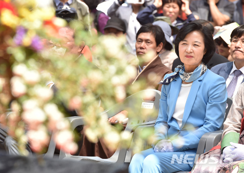 【대구=뉴시스】우종록 기자 = 더불어민주당 추미애 대표가 22일 오전 대구 동구 도학동 팔공총림 동화사 설법전에서 열린 ‘불기 2562년 부처님오신날 봉축 법요식’에 참석해 자리에 앉아 있다. 2018.05.22. wjr@newsis.com