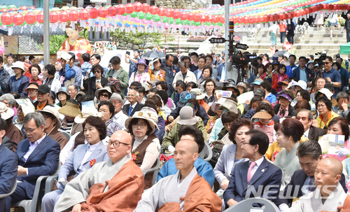 【대구=뉴시스】우종록 기자 = 불기 2562년 부처님오신날인 22일 오전 대구 동구 도학동 팔공총림 동화사를 찾은 불자들이 봉축 법요식을 지켜보고 있다. 2018.05.22. wjr@newsis.com