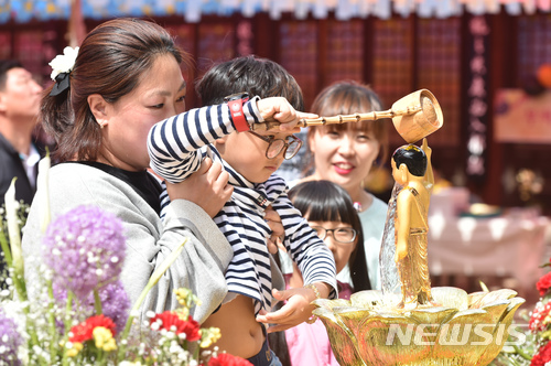 【대구=뉴시스】우종록 기자 = 불기 2562년 부처님오신날인 22일 오전 대구 동구 도학동 팔공총림 동화사를 찾은 불자들이 아기부처를 씻겨주는 관불의식을 하고 있다. 2018.05.22. wjr@newsis.com