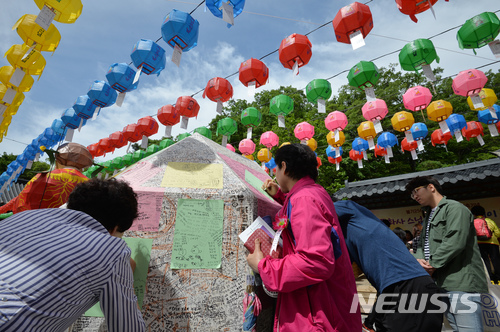【대구=뉴시스】우종록 기자 = 불기 2562년 부처님오신날인 22일 오전 대구 동구 도학동 팔공총림 동화사를 찾은 불자들이 대형 연등에 각자의 소원을 적고 있다. 2018.05.22. wjr@newsis.com