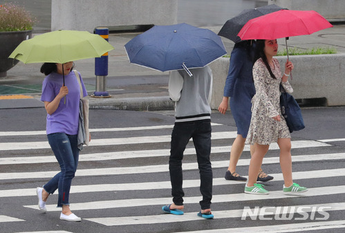 【서울=뉴시스】배훈식 기자 = 약한 비가 내리기 시작한 22일 오후 서울 종로구 세종문화회관 앞에서 우산을 든 시민들이 길을 건너고 있다. 2018.05.22. dahora83@newsis.com