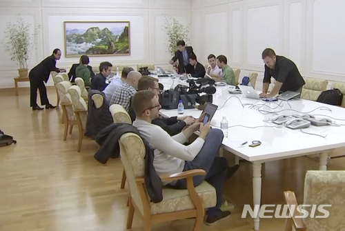 【원산=AP/뉴시스】풍계리 핵실험장 폐기 행사 외신기자단이 22일 원산 갈마호텔에 도착해 인터넷 연결 등의 취재 준비 작업을 하고 있다. 2018.05.22. photo@newsis.com 