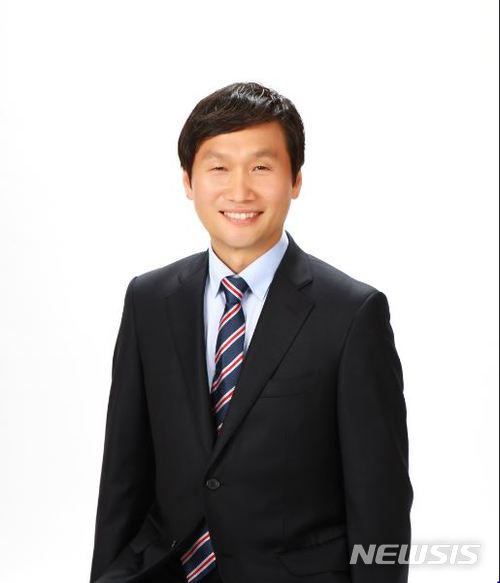 【경산=뉴시스】 강병서 기자 = 6·13 지방선거에서 경북도의원 경산시3선거구에 출마하는 자유한국당 조현일 후보가 23일 대학 14개가 있는 경산에 다목적 문화광장 건립을 공약으로 발표했다. 2018.05.23. kbs@newsis.com