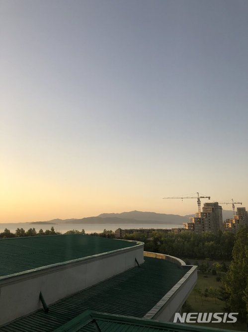 【서울=뉴시스】23일 북한 원산 갈마호텔에서 바라본 앞바다 모습. 북한 풍계리 핵실험장 폐쇄를 위해 입국한 영국 스카이뉴스 톰 체셔는 이날 트위터를 통해 "좋은 아침, 원산의 아름다운 아침이다. 우리는 아직도 풍계리행 열차를 기다리고 있다"고 썼다. <출처 = 톰 체셔 트위터> 2018.05.23.