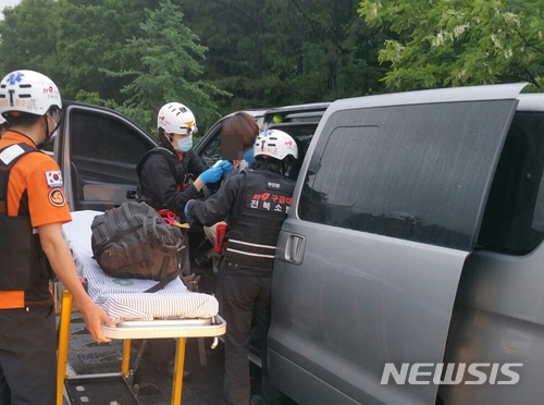 【전주=뉴시스】강인 기자 = 23일 오전 전북 장수군 통영대전고속도로 하행선 덕유산휴게소 인근에서 스타렉스와 덤프트럭이 부딪히는 사고가 일어났다. 사진은 119구조대가 부상자를 구조하는 모습이다. 2018.05.23 (사진=전북소방본부 제공)kir1231@newsis.com