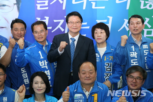 【원주=뉴시스】권순명 기자 = 23일 원창묵 더불어민주당 원주시장 후보가 강원 원주시 무실동 선거사무실에서 개소식에 앞서 더불어민주당 도, 시의원 후보와 기념촬영을 하고 있다. 2018.05.23.gsm@newsis.com