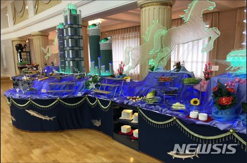 【서울=뉴시스】 23일 북한 풍계리 핵실험장 폐기 취재를 위해 원산 갈마호텔에서 하룻밤을 보낸 이고리 즈다노프 러시아투데이 기자가 올린 호텔 식당 풍경. 신선한 과일과 채소들이 부페 형식으로 놓여있다. <출처 = 이고리 즈다노프 트위터> 2018.05.23. 