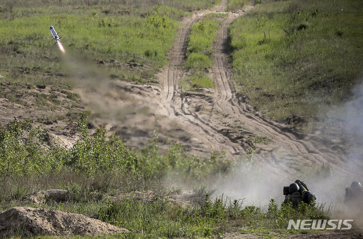[키예프(우크라이나)=AP/뉴시스] 우크라이나군이 지난 2018년 5월22일 미국 재블린 대전차 미사일을 동원해 군사 훈련을 실시하는 모습. 2021.12.23.