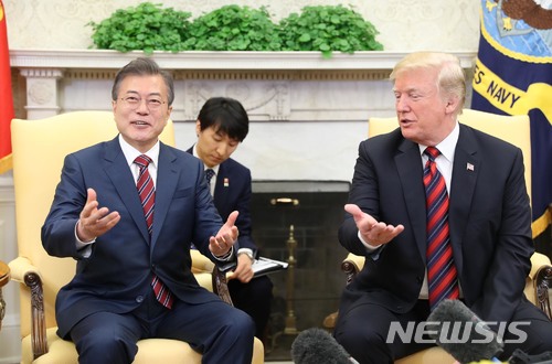 【워싱턴(미국)=뉴시스】전진환 기자 = 문재인 대통령이 도널드 트럼프 미국 대통령과 22일 오후(현지시각) 미국 워싱턴 백악관에서 단독정상회담을 하고 있다. 2018.05.23. amin2@newsis.com