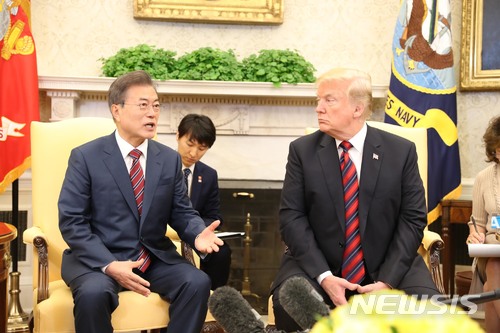 【워싱턴(미국)=뉴시스】전진환 기자 = 문재인 대통령이 도널드 트럼프 미국 대통령과 22일 오후(현지시각) 미국 워싱턴 백악관에서 단독정상회담을 하고 있다. 2018.05.23. amin2@newsis.com