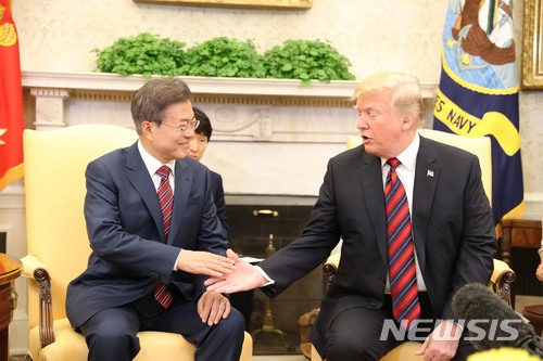 【워싱턴(미국)=뉴시스】전진환 기자 = 문재인 대통령이 도널드 트럼프 미국 대통령과 22일 오후(현지시각) 미국 워싱턴 백악관에서 단독정상회담을 하고 있다. 2018.05.23. amin2@newsis.com