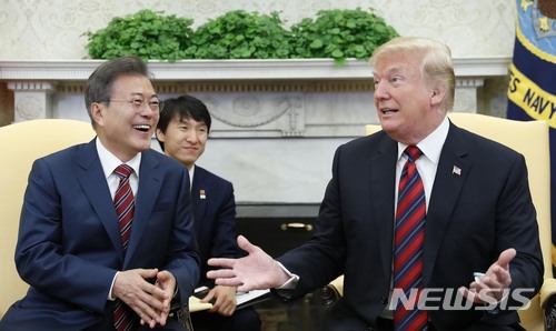 【워싱턴(미국)=뉴시스】전진환 기자 = 문재인 대통령이 도널드 트럼프 미국 대통령과 22일 오후(현지시각) 미국 워싱턴 백악관에서 단독정상회담을 하고 있다. 2018.05.23. amin2@newsis.com