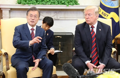 【워싱턴(미국)=뉴시스】전진환 기자 = 문재인 대통령이 도널드 트럼프 미국 대통령과 22일 오후(현지시각) 미국 워싱턴 백악관에서 단독정상회담 중 기자들의 질문에 답하고 있다. 2018.05.23. amin2@newsis.com