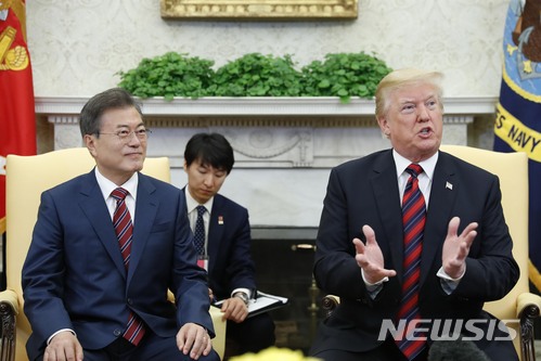 【워싱턴(미국)=뉴시스】전진환 기자 = 문재인 대통령이 도널드 트럼프 미국 대통령과 22일 오후(현지시각) 미국 워싱턴 백악관에서 단독정상회담 중 기자들의 질문에 답하고 있다. 2018.05.23. amin2@newsis.com