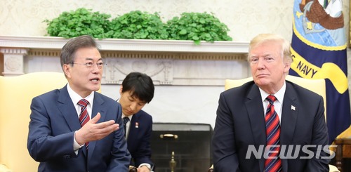 【워싱턴(미국)=뉴시스】전진환 기자 = 문재인 대통령이 도널드 트럼프 미국 대통령과 22일 오후(현지시각) 미국 워싱턴 백악관에서 단독정상회담 중 기자들의 질문에 답하고 있다. 2018.05.23. amin2@newsis.com