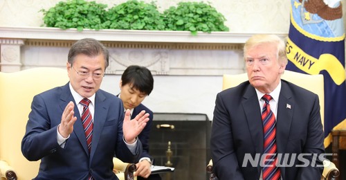 【워싱턴(미국)=뉴시스】전진환 기자 = 문재인 대통령이 도널드 트럼프 미국 대통령과 22일 오후(현지시각) 미국 워싱턴 백악관에서 단독정상회담 중 기자들의 질문에 답하고 있다. 2018.05.23. amin2@newsis.com