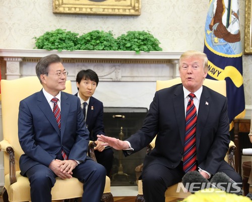 【워싱턴(미국)=뉴시스】전진환 기자 = 문재인 대통령이 도널드 트럼프 미국 대통령과 22일 오후(현지시각) 미국 워싱턴 백악관에서 단독정상회담 중 기자들의 질문에 답하고 있다. 2018.05.23.&nbsp; amin2@newsis.com