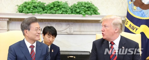 【워싱턴(미국)=뉴시스】전진환 기자 = 문재인 대통령이 도널드 트럼프 미국 대통령과 22일 오후(현지시각) 미국 워싱턴 백악관에서 단독정상회담을 하고 있다. 2018.05.23. amin2@newsis.com