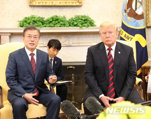 【워싱턴(미국)=뉴시스】전진환 기자 = 문재인 대통령이 도널드 트럼프 미국 대통령과 22일 오후(현지시각) 미국 워싱턴 백악관에서 단독정상회담 중 기자들의 질문에 답하고 있다. 2018.05.23.  amin2@newsis.com