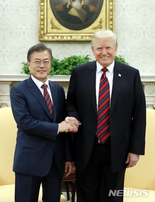 【워싱턴(미국)=뉴시스】전진환 기자 = 문재인 대통령이 도널드 트럼프 미국 대통령과 22일 오후(현지시각) 미국 워싱턴 백악관에서 단독정상회담에 앞서 악수하고 있다. 2018.05.23.&nbsp; amin2@newsis.com