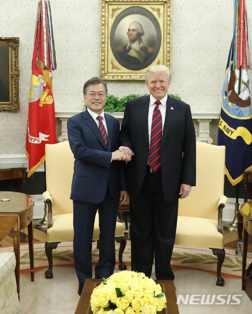 【워싱턴(미국)=뉴시스】전진환 기자 = 문재인 대통령이 도널드 트럼프 미국 대통령과 22일 오후(현지시각) 미국 워싱턴 백악관에서 단독정상회담에 앞서 악수하고 있다. 2018.05.23. amin2@newsis.com