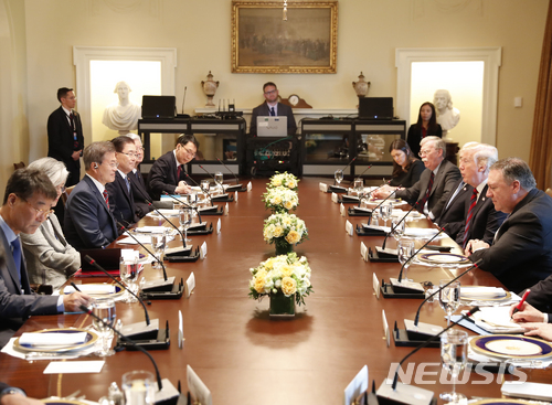 【워싱턴(미국)=뉴시스】전진환 기자 = 문재인 대통령이 도널드 트럼프 미국 대통령과 22일 오후(현지시각) 미국 워싱턴 백악관에서 확대오찬회담을 하고 있다. 2018.05.23. amin2@newsis.com