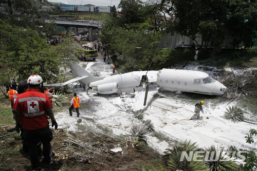 온두라스서 추락, 두 동강난 미 비행기.. 탑승자 전원 구조
