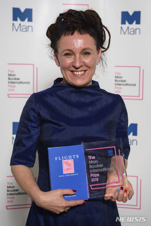 【런던=AP/뉴시스】 세계 3대 문학상이자 영국의 권위 있는 문학상인 '맨부커'의 인터내셔널상 최종 후보(Short list)에 역대 최다 여성 후보가 올랐다. 사진은 2018년 맨부커 인터내셔널 수상자인 올가 토카르축. 그는 올해 최종 후보에도 '죽은 이들의 뼈 위로 경운기를 몰아라(Drive Your Plow Over The Bones Of The Dead)'로 이름을 올렸다. 2109.04.10.