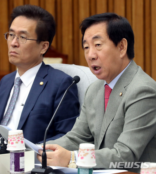 【서울=뉴시스】박영태 기자 = 23일 오전 서울 영등포구 여의도 국회에서 진행된 자유한국당 원내대책회의에서 김성태 원내대표가 모두발언을 하고 있다. 2018.05.23.since1999@newsis.com
