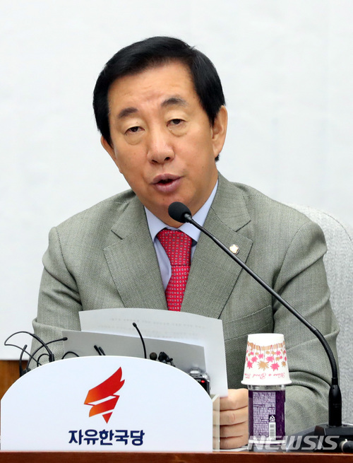 【서울=뉴시스】박영태 기자 = 23일 오전 서울 영등포구 여의도 국회에서 진행된 자유한국당 원내대책회의에서 김성태 원내대표가 모두발언을 하고 있다. 2018.05.23.since1999@newsis.com