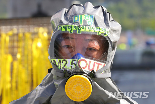 【서울=뉴시스】배훈식 기자 = 녹색자전거봉사단연합 한 회원이 23일 오전 서울 종로구 세종대로에서 방독면을 쓰고 미세먼지 OUT 시민실천활동 캠페인을 하고 있다. 2018.05.23. dahora83@newsis.com