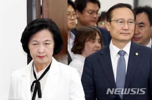 【서울=뉴시스】이종철 기자 = 23일 서울 여의도 국회에서 열린 더불어민주당 최고위원회의에 홍문종, 염동열 의원 체포동의안 부결로 내홍에 시달리는 모습을 반영하듯 추미애 대표와 홍영표 원내대표가 심각한 표정으로 입장하고 있다. 2018.05.23. jc4321@newsis.com