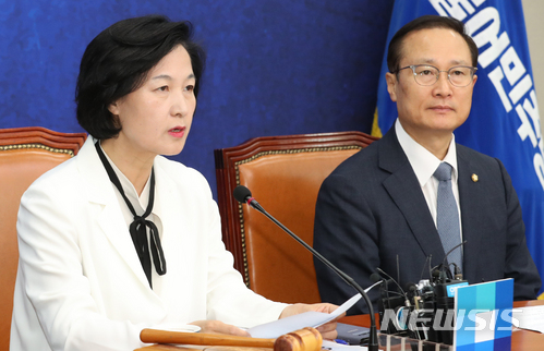 【서울=뉴시스】이종철 기자 = 23일 서울 여의도 국회에서 열린 더불어민주당 최고위원회의에서 추미애 대표가 모두발언을 하고 있다. 2018.05.23. jc4321@newsis.com