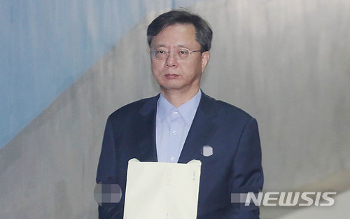 【서울=뉴시스】추상철 기자 = '불법사찰 지시' 혐의로 구속된 우병우 전 청와대 민정수석이 지난 23일 오전 서울 서초구 서울중앙지방법원에서 4차공판을 받기 위해 호송차서 내려 법정으로 향하고 있다. 2018.05.23. scchoo@newsis.com