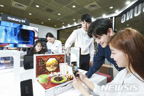 【서울=뉴시스】 삼성전자는 23일 서울 삼성동 코엑스에서 열리는 월드 IT쇼 2018에 참가해 최신 전략 제품들을 선보이고 혁신적 스마트 라이프 경험을 제공한다고 밝혔다. 삼성전자는 '갤럭시 S9'과 '갤럭시 S9+', '2018년형 삼성 QLED TV', '삼성 노트북 오디세이 Z', '삼성 노트북 Pen' 등을 중심으로 관람객들이 직접 다양한 기능을 체험해 볼 수 있도록 구성했다. 2018.05.23. (사진=삼성전자 제공) photo@newsis.com