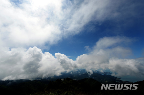 오늘 전국에 구름 많고 내륙지역엔 소나기