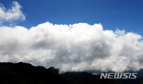 내일 전국에 구름 많고 내륙지역엔 소나기
